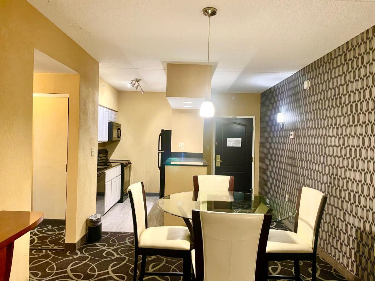 Park Manor Hotel Clifton Park Buitenkant foto A suite at the Hilton Garden Inn in San Francisco