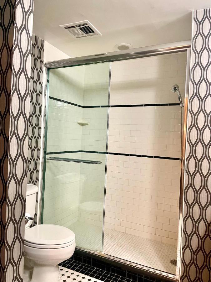Park Manor Hotel Clifton Park Buitenkant foto A shower door