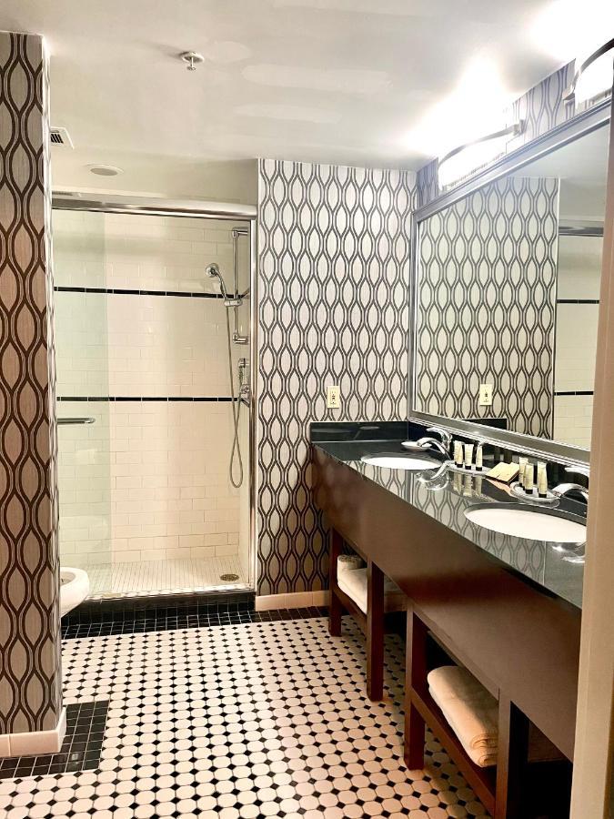 Park Manor Hotel Clifton Park Buitenkant foto A bathroom in a hotel