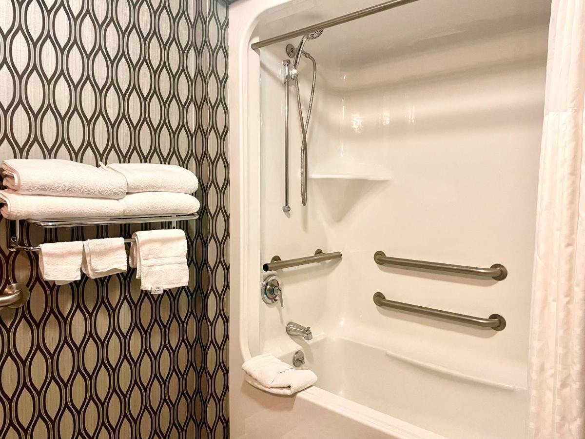 Park Manor Hotel Clifton Park Buitenkant foto A shower with grab bars