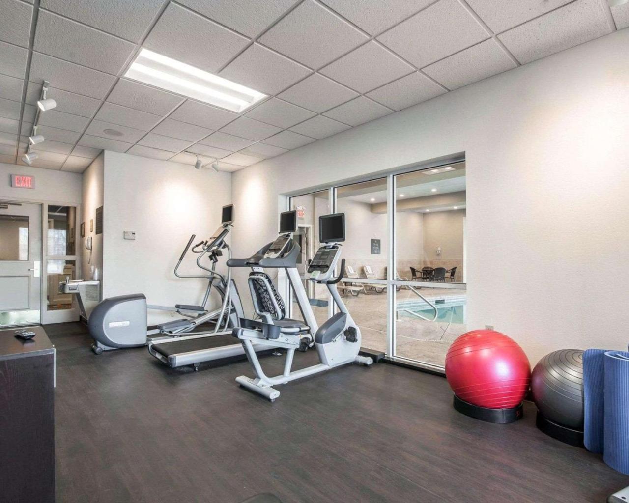 Park Manor Hotel Clifton Park Buitenkant foto The fitness center at the 100 North Main Street location
