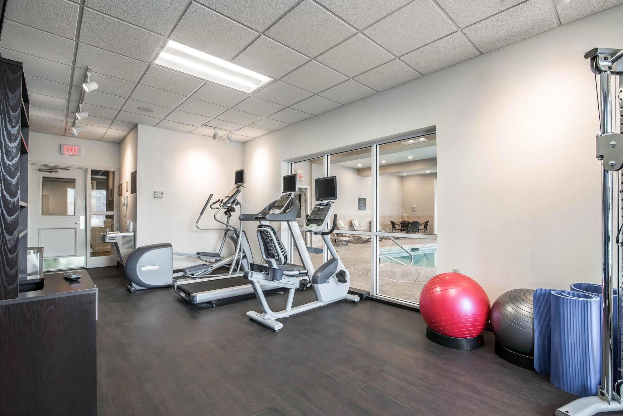 Park Manor Hotel Clifton Park Buitenkant foto The fitness center at the 100 North Main Street location
