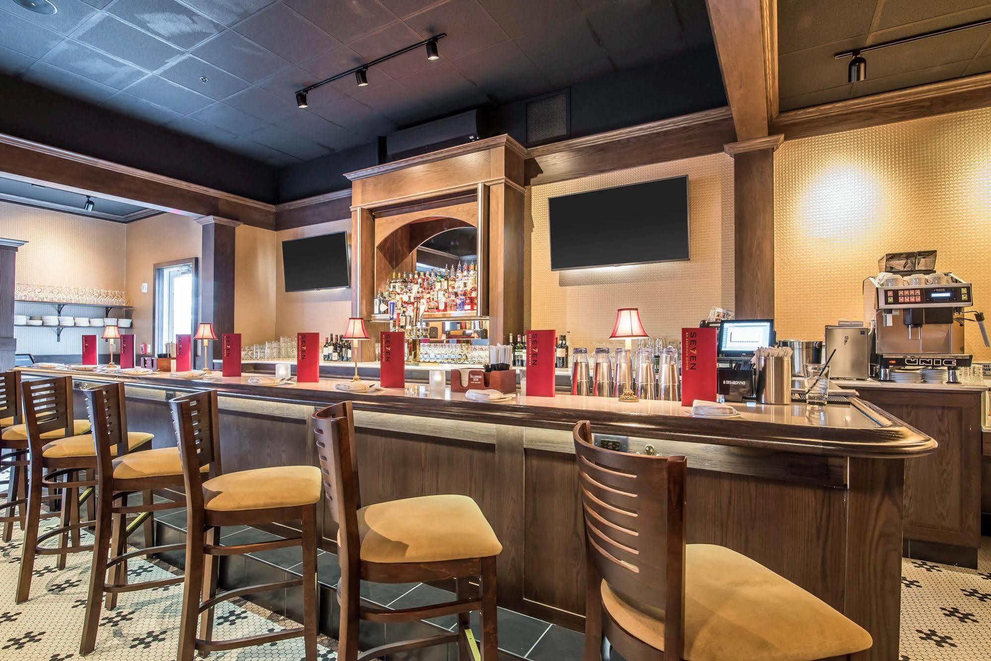 Park Manor Hotel Clifton Park Buitenkant foto The bar at the restaurant