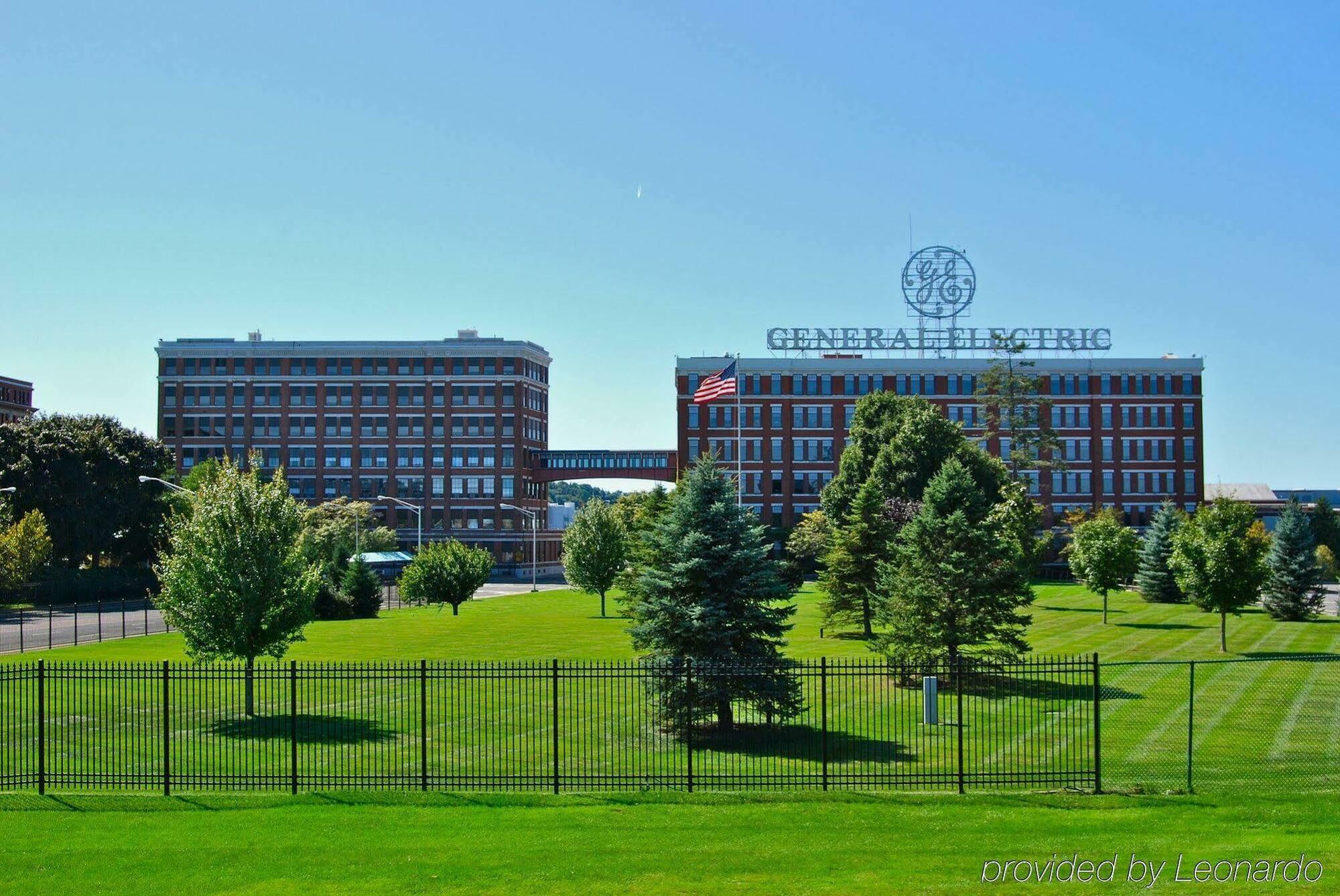 Park Manor Hotel Clifton Park Buitenkant foto The General Motors Technical Center in Warren, Michigan