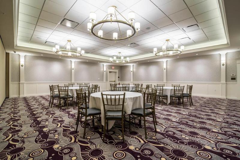 Park Manor Hotel Clifton Park Buitenkant foto The ballroom at the 2010 Convention Center